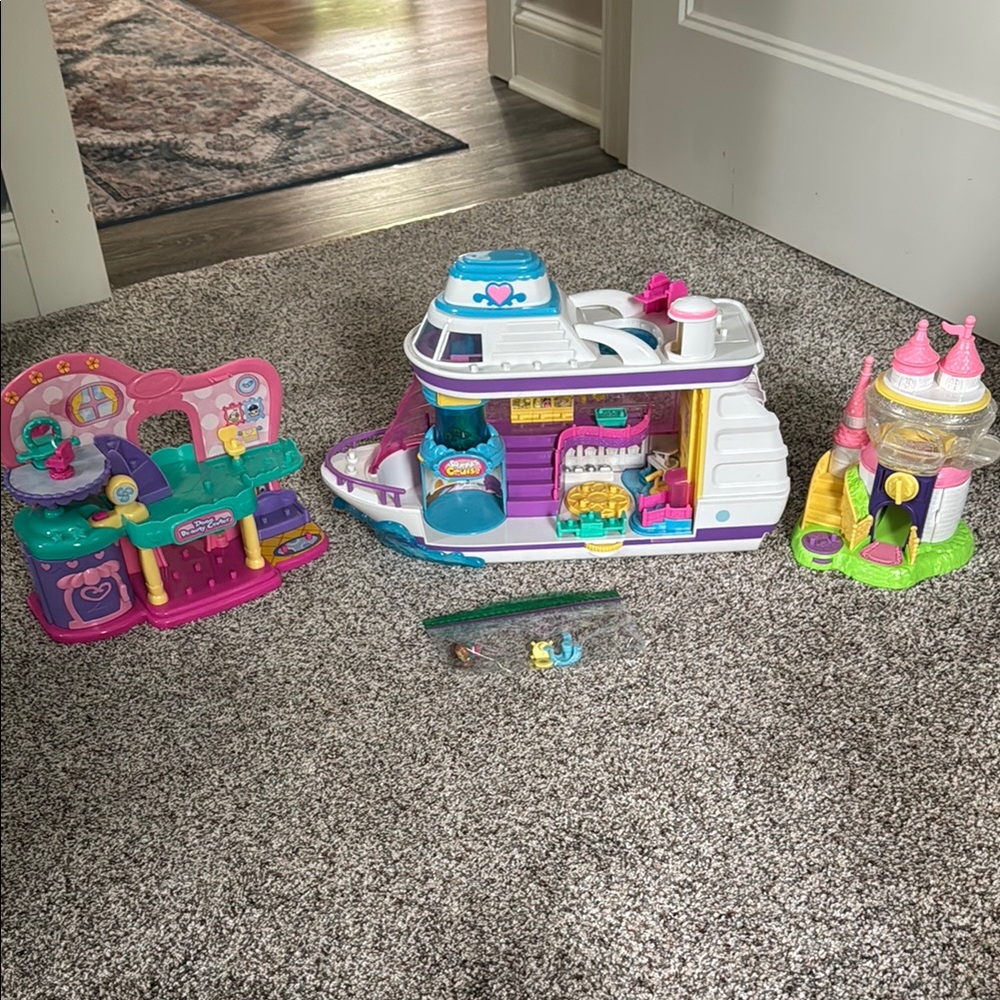 Squinkies Beauty Center, Cruise Ship, Castle set.